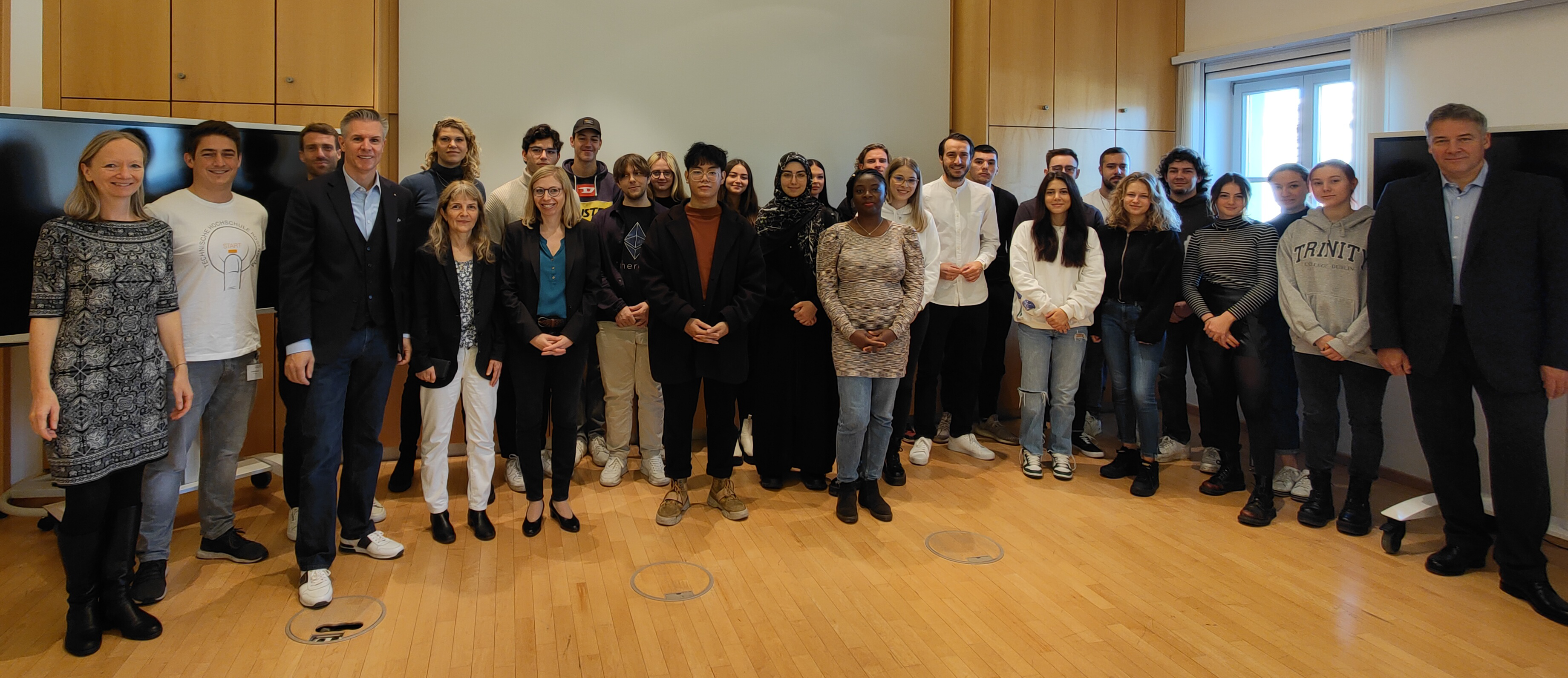 Studentinnen und Studenten des ersten Studiengangs "E-Commerce"